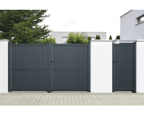 Graues Gartentor mit Fußgängertür zwischen zwei Mauern