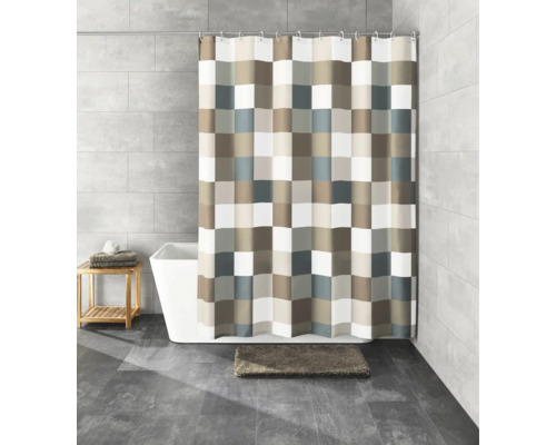Badezimmer mit Badewanne und Duschvorhang im Schachbrettmuster