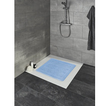 Badezimmer mit Dusche, Fliesen und einer hellblauen Duschmatte.