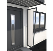 Fenêtre avec moustiquaire à côté de la porte d'entrée