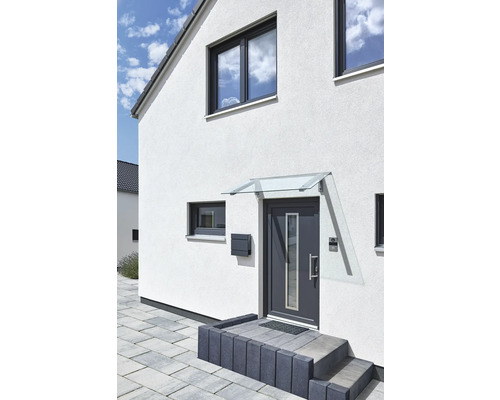 Façade d'une maison avec porte d'entrée, boîte aux lettres et auvent