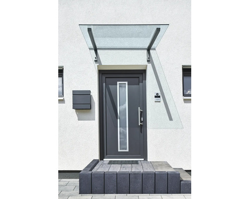 Porte d'entrée avec auvent en verre, boîte aux lettres et escalier en pierre