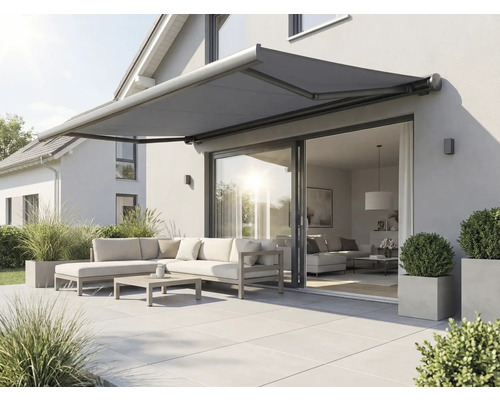 Terrasse mit ausgefahrener Markise, Gartenmöbeln und Bepflanzung