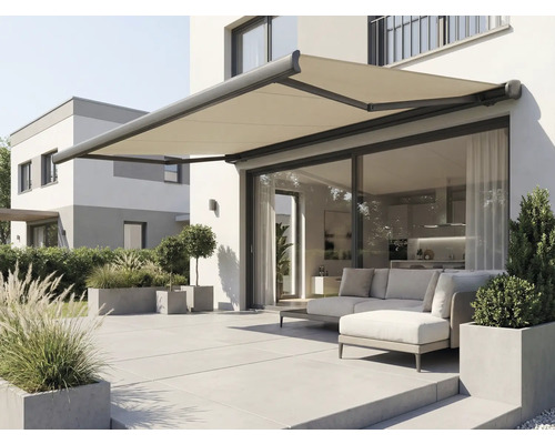 Ausgefahrene Gelenkarmmarkise an einer Hauswand über einer Terrasse mit Gartenmöbeln.