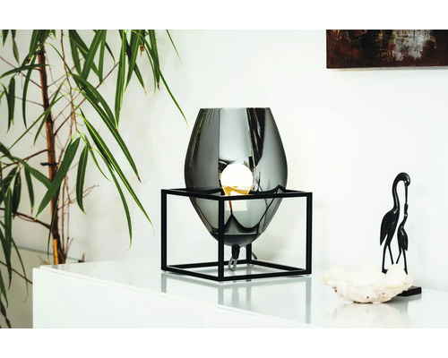 Tischleuchte mit geometrischem Gestell und Lampenschirm