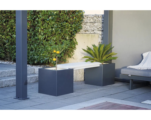 Gartenszene mit Pflanzenkübeln und Sitzbank im Aussenbereich