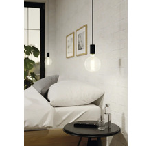 Chambre à coucher avec table de chevet et suspension