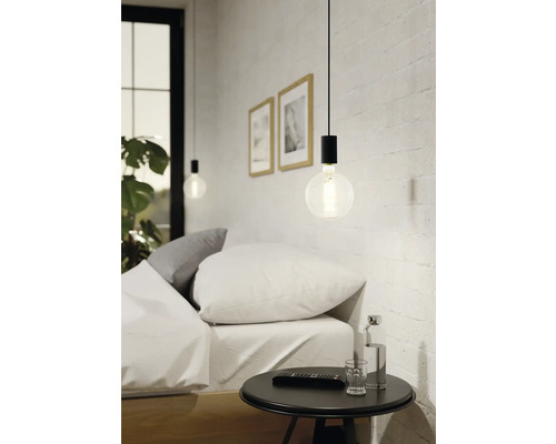 Chambre à coucher avec table de chevet et suspension