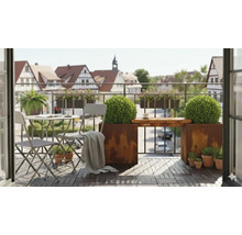 Balkon mit Tisch, Stühlen, Pflanzenkästen und Pflanzgefäßen auf Holzboden