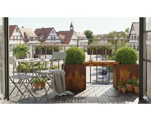 Balkon mit Tisch, Stühlen, Pflanzenkästen und Pflanzgefäßen auf Holzboden