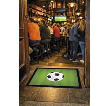 Fußmatte mit Fußballmotiv vor einer Bar