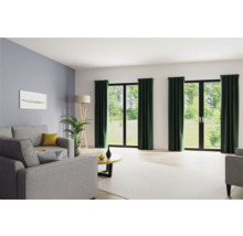 Helles Wohnzimmer mit grauer Couch, grünen Vorhängen und Holzboden