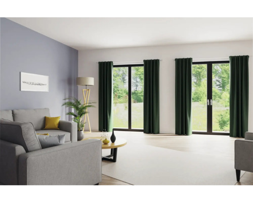 Helles Wohnzimmer mit grauer Couch, grünen Vorhängen und Holzboden