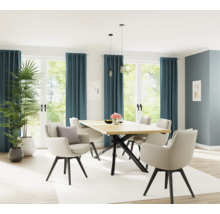 Heller Essbereich mit Holztisch, Stühlen und Zimmerpflanzen vor Fenstern mit Vorhängen