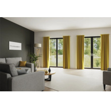 Wohnzimmer mit grauen Sofas, Stehlampe und Gardinen vor Terrassentüren