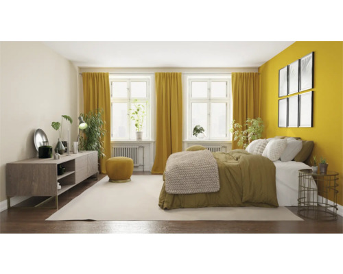 Schlafzimmer mit Bett, Nachttisch, Kommode, Vorhängen und Dekoration