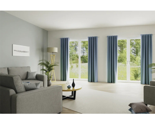 Heller Wohnraum mit Sofa, Stehlampe, Tisch und Vorhängen