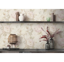 Papier peint intissé à grand motif de pivoines de style vintage, avec étagère en bois sombre, vases et lanterne.