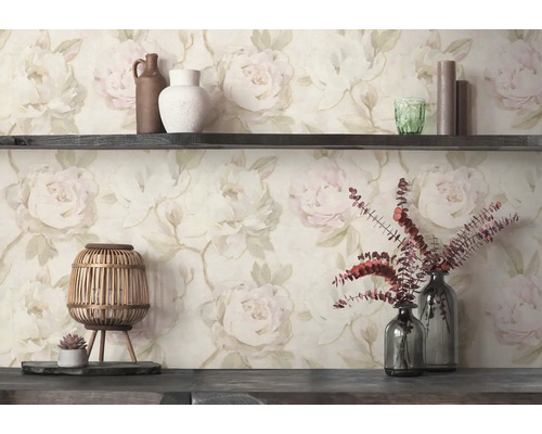 Papier peint intissé à grand motif de pivoines de style vintage, avec étagère en bois sombre, vases et lanterne.