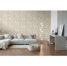 Papier peint intissé avec motif de roses claires dans un salon moderne avec canapé, parquet en chevrons et lampadaire.