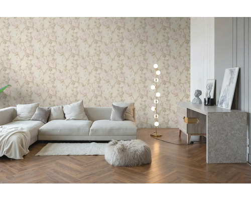 Papier peint intissé avec motif de roses claires dans un salon moderne avec canapé, parquet en chevrons et lampadaire.