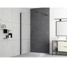 Badezimmer mit Duschwand, Waschbeckenunterschrank und Regalen