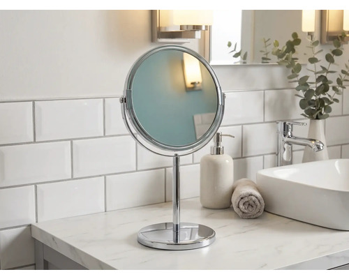 Miroir cosmétique rond autoportant en métal dans la salle de bain