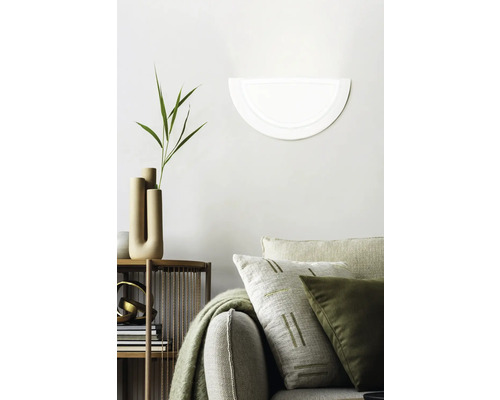 Salon décoratif avec applique murale, canapé et étagère