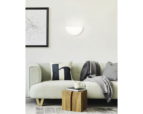 Salon avec canapé, applique murale et objets de décoration pour une ambiance chaleureuse