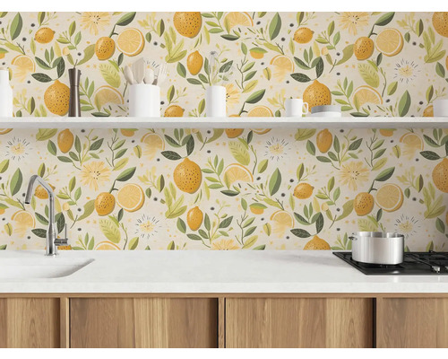 Fond de hotte pour cuisine avec un motif illustré de citrons et de feuilles dans une cuisine lumineuse avec plan de travail blanc et meubles en bois.