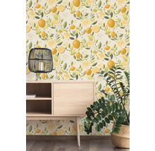 Papier peint à motif de citrons dans une pièce lumineuse avec un buffet en bois, une lampe en fil de fer noir et une plante d intérieur.