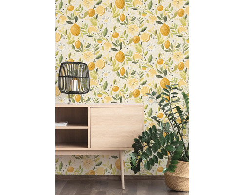 Papier peint à motif de citrons dans une pièce lumineuse avec un buffet en bois, une lampe en fil de fer noir et une plante d intérieur.