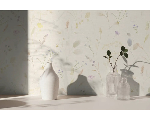 Vliestapete mit feinem floralem Muster aus Gräsern und Blumen im Aquarell-Stil, kombiniert mit Vasen in einem hellen Raum.