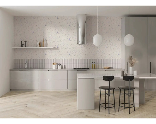 Helle, moderne Küche mit floral gemusterter Vliestapete an der Wand, hellen Fronten, einer Kücheninsel mit Barhockern und Fischgrät-Parkettboden.