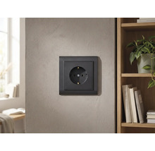 Prise de courant montée au mur