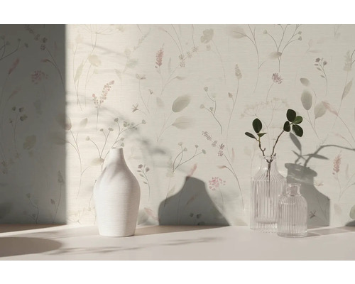 Helle Tapete mit filigranem Blumenmuster und Gräsern, davor stehen eine weiße Keramikvase und zwei Glasvasen auf einer hellen Fläche.