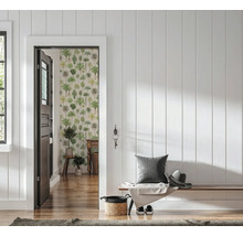 Couloir lumineux avec lambris blanc, banc en bois avec coussin et chapeau, vue sur une pièce avec papier peint motifs palmiers.