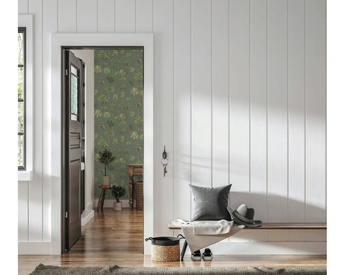 Entrée avec boiseries blanches, banc en bois et porte ouverte sur une pièce avec papier peint vert à motif de palmiers.