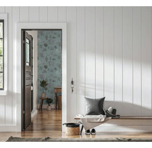 Couloir lumineux avec panneaux muraux en bois verticaux, banc en bois et vue sur une pièce avec papier peint à motif de palmiers.