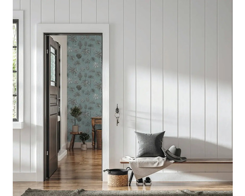 Couloir lumineux avec panneaux muraux en bois verticaux, banc en bois et vue sur une pièce avec papier peint à motif de palmiers.