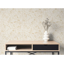 Vlies-Fototapete mit goldenem Line Art Gesichtsmuster an einer Wand hinter einem hölzernen Konsolentisch mit einer weißen Vase.