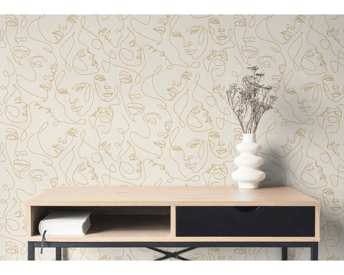 Vlies-Fototapete mit goldenem Line Art Gesichtsmuster an einer Wand hinter einem hölzernen Konsolentisch mit einer weißen Vase.