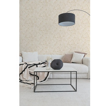 Modernes Wohnzimmer mit Tapete im Line-Art-Design mit Gesichtern, einem weißen Sofa und einem minimalistischen Couchtisch.