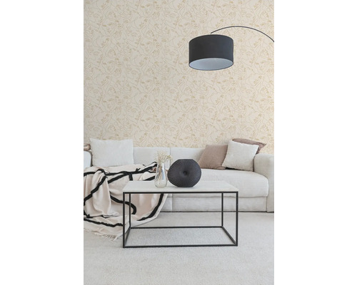 Modernes Wohnzimmer mit Tapete im Line-Art-Design mit Gesichtern, einem weißen Sofa und einem minimalistischen Couchtisch.
