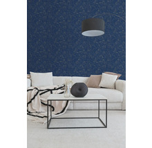 Modernes Wohnzimmer mit dunkelblauer Vliestapete mit Gesichtern, hellem Cordsofa, schwarzem Metall-Couchtisch und einer Bogenlampe.