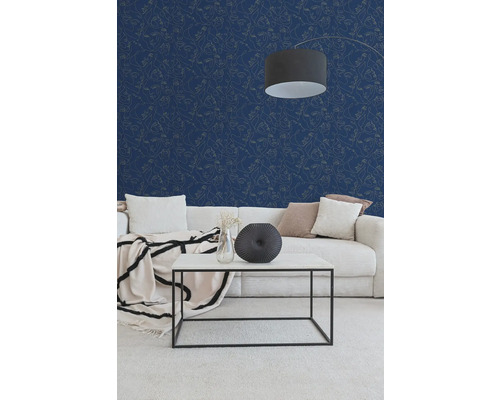 Modernes Wohnzimmer mit dunkelblauer Vliestapete mit Gesichtern, hellem Cordsofa, schwarzem Metall-Couchtisch und einer Bogenlampe.