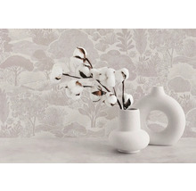 Intérieur moderne avec papier peint à motif de paysage, deux vases en céramique blanche et une branche de coton sur une surface claire.