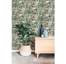 Papier peint intissé avec motif de grues et de fleurs sur un mur derrière un buffet et une plante verte dans un panier.
