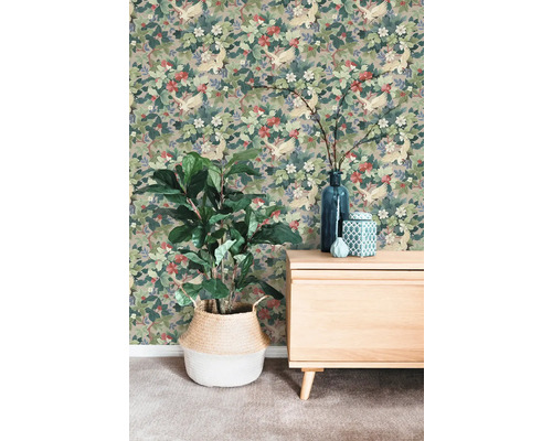 Papier peint intissé avec motif de grues et de fleurs sur un mur derrière un buffet et une plante verte dans un panier.