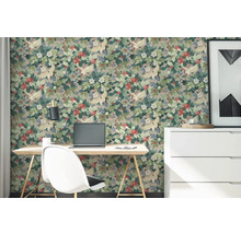 Bureau à domicile lumineux avec papier peint intissé à motif de fleurs et de grues, bureau en bois et commode blanche.